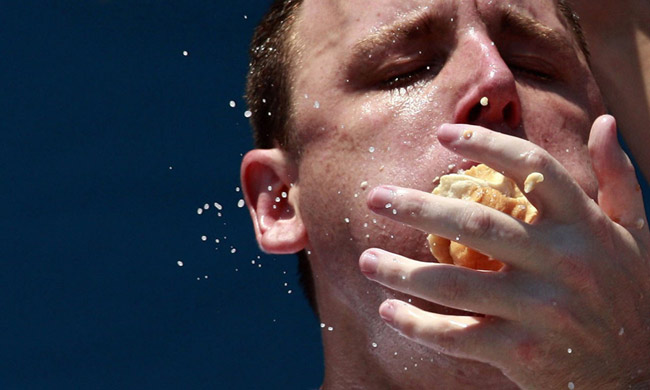 Người đàn ông Mỹ giành chức vô địch tại cuộc thi ăn hot-dog tại Mỹ năm 2013, 